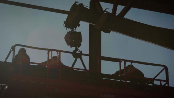 Los constructores se dedican a la instalación de estructuras metálicas complejas. La construcción de una tienda o rascacielos . — Vídeos de Stock