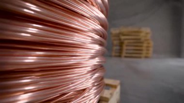 Bakır çubuk. Kalın bakır tel büyük bir bobin içine sarılmış. Bakır her yerde kullanılan nadir metaller biridir.