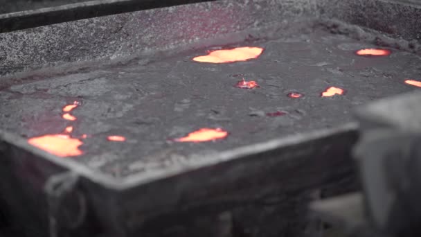 Żużel odprowadzany z pieca wielkopiecowego. Czerwony gorący materiał wygląda jak lawa. — Wideo stockowe