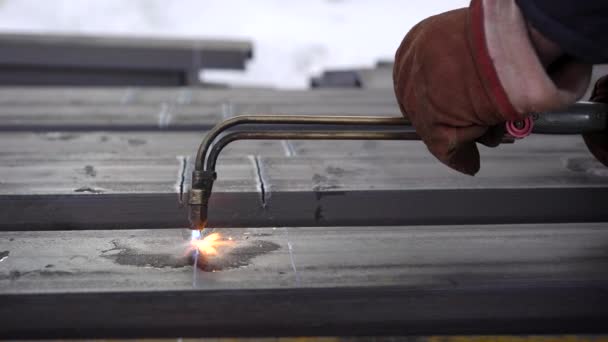 The builder cuts the metal with a special burner. Protective gloves — Stock Video