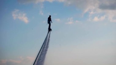 Flyboarding yeni bir ekstrem su sporudur. Atletik adam uçuş hileler yapar. Muhteşem spor darbeler ve döner.