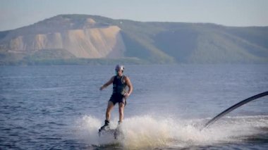 Flyboarding yeni bir ekstrem su sporudur. Atletik adam uçuş hileler yapar. Muhteşem spor darbeler ve döner.