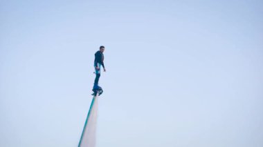 Flyboarding yeni bir ekstrem su sporudur. Atletik adam uçuş hileler yapar. Muhteşem spor darbeler ve döner.