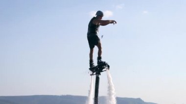 Flyboarding yeni bir ekstrem su sporudur. Atletik adam uçuş hileler yapar. Muhteşem spor darbeler ve döner.