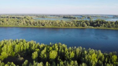 nehir ve mavi gökyüzü ile yaz manzara. nehir vadisinde güzel dökülmeler. Mississippi Manzara