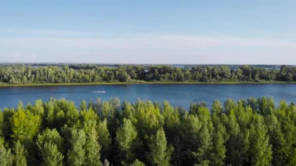 Colpo aereo. paesaggio estivo con fiume e cielo blu. belle fuoriuscite nella valle del fiume. Paesaggio del Mississippi — Video Stock