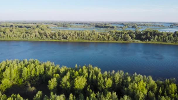 Sommar landskap med flod och blå himmel. vackra spill i Älvdalen. Mississippi landskap — Stockvideo