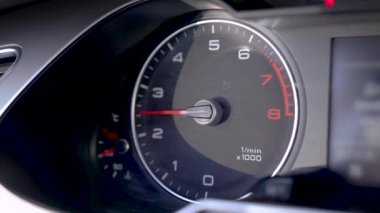 Takometre motor hızını gösterir, makinenin dinamik kontrolü sırasında, hız atlar.
