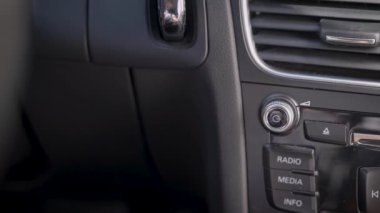 Çerçevede, bir adamın eli ve bir araba ses ses kolu. Sürücü veya yolcu müziğin ses düzeyini ayarlar.