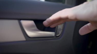 Bir erkek el arabanın sürücü kapısını açar. Modern bir arabanın hoş malzemeleri