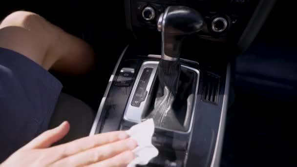 En man gnuggar en bil med en servett. Skötsel och rengöring av de invändiga panelerna på Premium bilen utförs. Interiören i bilen är tillverkad av kvalitetsmaterial. — Stockvideo