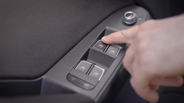 Un hombre abre y cierra una ventana de coche con un accionamiento eléctrico. Control automático de elementos de automoción . — Vídeos de Stock