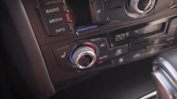 En el marco, la mano masculina y el sistema climático del coche. El hombre establece el aire acondicionado, temperatura, comodidad en la cabina . — Vídeos de Stock