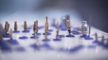 Diş hekimliği için çeşitli matkaplar ve matkaplar Makro çekim. Steril ipuçları sırayla.