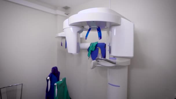 Modern 3D tomograph allows you to get clear pictures of the teeth. Modern private clinic. The cabinet is used for in-depth diagnostics. — Stock Video