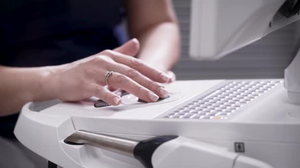 Seorang dokter wanita mengontrol peralatan medis yang canggih. Panel kontrol 3D dari sistem pembuatan mahkota gigi . — Stok Video