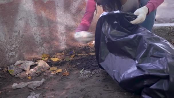 Tanınmayan adam doğaya yaslanacak çöpleri toplar. Ne yazık ki, çöp ve kirlilik bir sürü şimdi orman, gezinti ve doğa bulunmaktadır. Gönüllü — Stok video