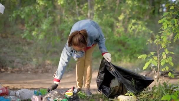 Kobiety wolontariusze likwidują duże składowiska odpadów. Nielegalne składowanie w lesie psuje naturę i ekologię. Wolontariusze sprawiają, że świat jest czystszym miejscem. — Wideo stockowe