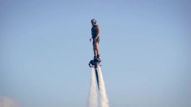 Cesur flyboard binici ve jet ski adam