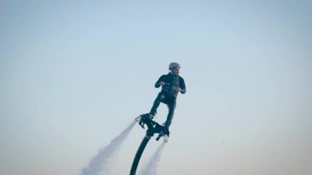 Hombres geniales volando en el cielo en dispositivos especiales — Vídeos de Stock