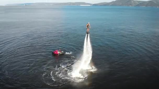 Persona sicura che pratica l'accensione del flyboard — Video Stock