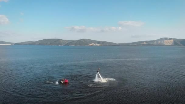 Sportif énergique faisant des tours sur jet pack sur l'eau — Video