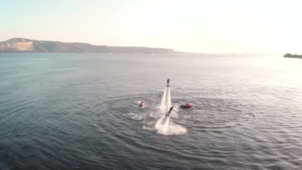 Gente coraggiosa che cavalca jet pack sull'acqua — Video Stock