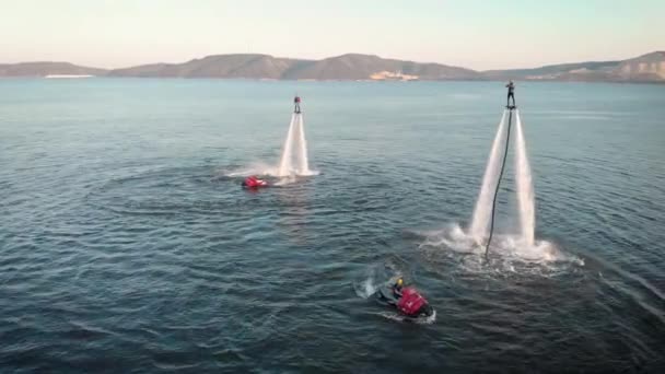 Gente aventurera revoloteando con jets sobre el agua — Vídeo de stock