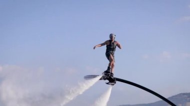 Atletik adam sly jet paketi ile uçan
