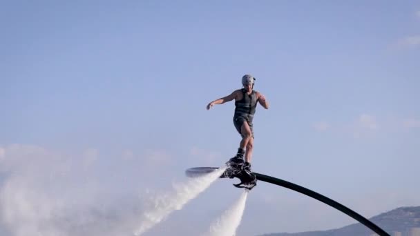Homme athlétique volant avec jet pack en cachette — Video