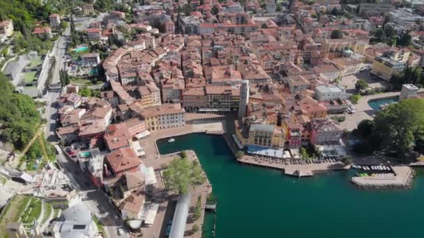 Vista aérea. Riva del Garda, una ciudad turística en el norte de Italia. La parte medieval de la ciudad se encuentra a orillas del lago de Garda — Vídeo de stock
