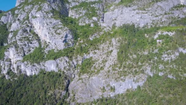 Letecký pohled. Nádherné skalnaté hory. Letní horská krajina, kámen a stromy — Stock video