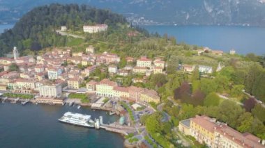 Havadan görünüm. Bellagio, İtalya'da Como Gölü'nde bir şehir. Dağlar, göl ve tatil kasabası ile güzel manzara.