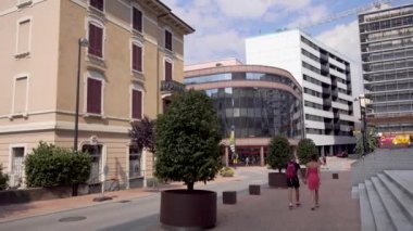 İsviçre, Lugano şehir manzarası. Bir çift genç şehirde dolaşıyor, kırmızılı kız, siyahlı adam..