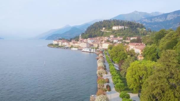 Vue aérienne. Bellagio, une ville italienne sur le lac de Côme. Beau paysage avec montagnes, lac et station balnéaire . — Video