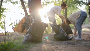 Kadın gönüllüler doğada temizliği bitirirler. Kızlar plastik torbaya büyük bir çöplük koymuşlar. Doğa temizleşti, kirlilik ortadan kalktı.