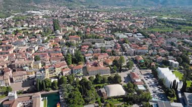 Havadan ateş. Güzel İtalyan şehri Riva Del Garda'nın en iyi manzarası. Eski alçak evler, dar sokaklar ve güzel Garda Gölü.