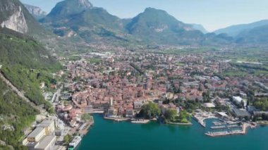 Havadan ateş. Güzel İtalyan şehri Riva Del Garda'nın en iyi manzarası. Eski alçak evler, dar sokaklar ve güzel Garda Gölü.