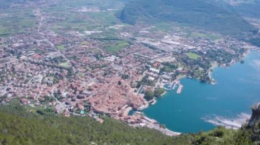 Havadan ateş. Güzel İtalyan şehri Riva Del Garda'nın en iyi manzarası. Eski alçak evler, dar sokaklar ve güzel Garda Gölü