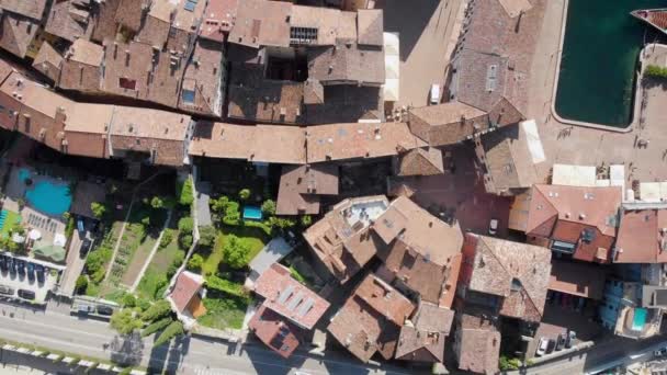 Antenn skott. Toppen utsikt över den vackra italienska staden Riva del Garda. Gamla låga hus, smala gator och den vackra Gardasjön. — Stockvideo