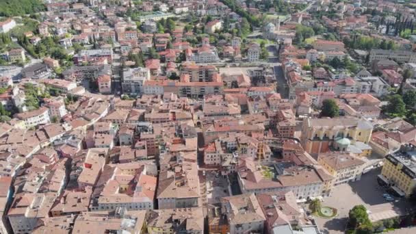 Aerial shot. Top view of the beautiful Italian city of Riva Del Garda. Old low houses, narrow streets and the beautiful Lake Garda. — Stock Video