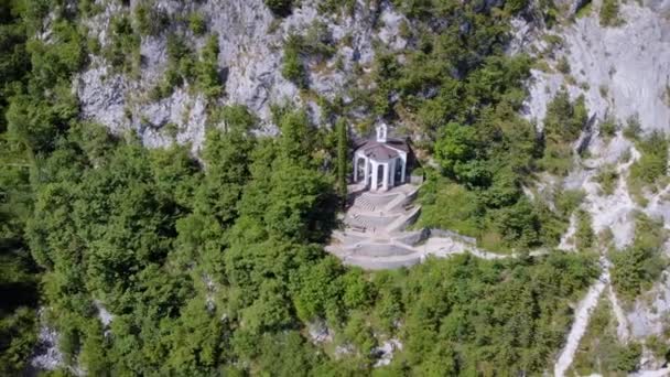 Luchtfoto. De beroemde kerk van Santa Barbara, is gelegen op een rots. Niet ver van de Italiaanse Riva del Garda, direct aan de berg is een kleine kerk — Stockvideo