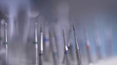 Diş hekimliği için çeşitli matkaplar ve matkaplar Makro çekim. Steril ipuçları sırayla.