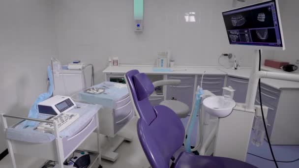 Studio dentistico, pronto per l'intervento su un paziente. Le moderne attrezzature consentono di impiantare protesi . — Video Stock