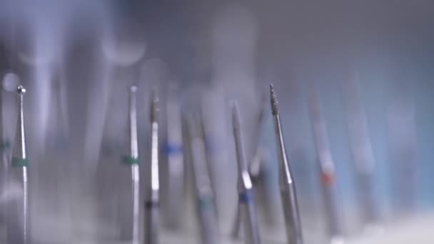 Makroaufnahme verschiedener Bohrer und Bohrer für die Zahnmedizin. Sterile Tipps sind gefragt. — Stockvideo