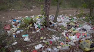 Orman yolunda büyük yasadışı çöplük. Plastik, poşet, şişe ve diğer atık bir demet çevreyi kirleten. Güzel bir kirli manzara değil, hüzünlü bir manzara..