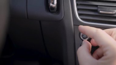 insan araba içinde radyo hacmi ayarlama, kontrol paneli üzerinde döner kolu, el yakın çekim