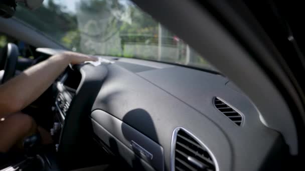 Člověk očistuje ovládací panel automobilu mokrým ubrouskem, který jej drží v ruce, podrobný pohled — Stock video