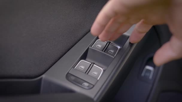 Hombre está tirando de la palanca de la ventana de energía en el automóvil para levantar el vidrio, vista de cerca de la mano y el dedo — Vídeos de Stock