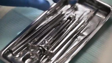 diş cerrahı seçerek ve ameliyathanede metal kutudan çelik steril alet alarak, el closeup